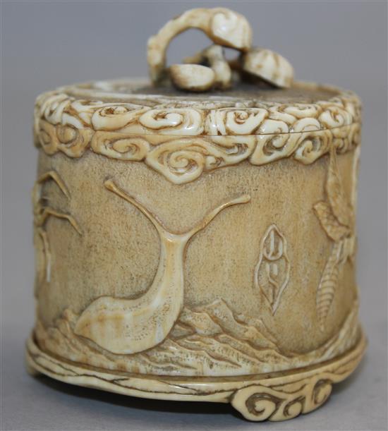 A Japanese ivory box and cover, Meiji period 6.5cm